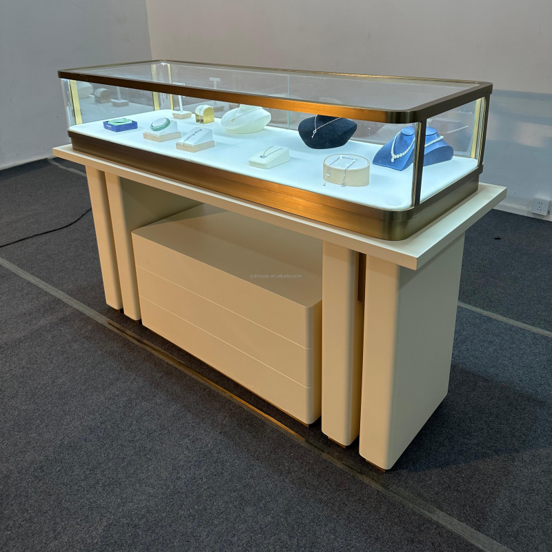 طاولة عرض ساعات ومجوهرات من ال - مراجعة Luxury Watch Exhibition وسعره