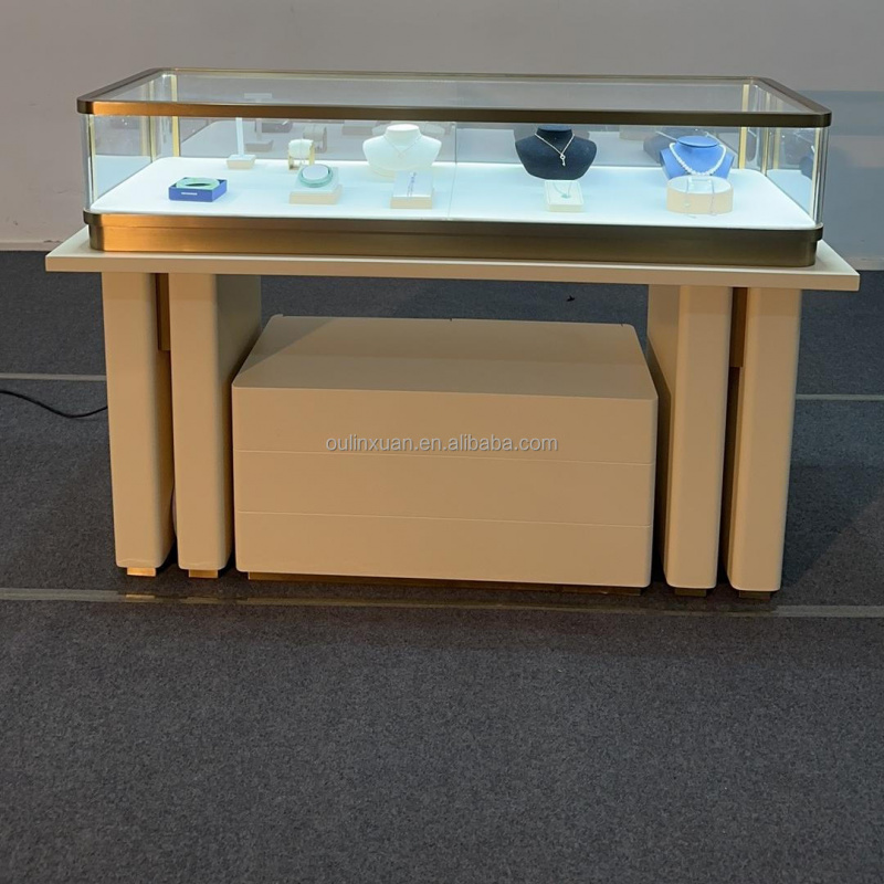 طاولة عرض ساعات ومجوهرات من ال - مراجعة Luxury Watch Exhibition وسعره